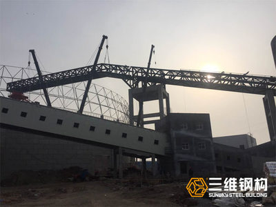 慶祝八一熱電出煤系統(tǒng)鋼結(jié)構(gòu)棧橋項(xiàng)目成功合攏